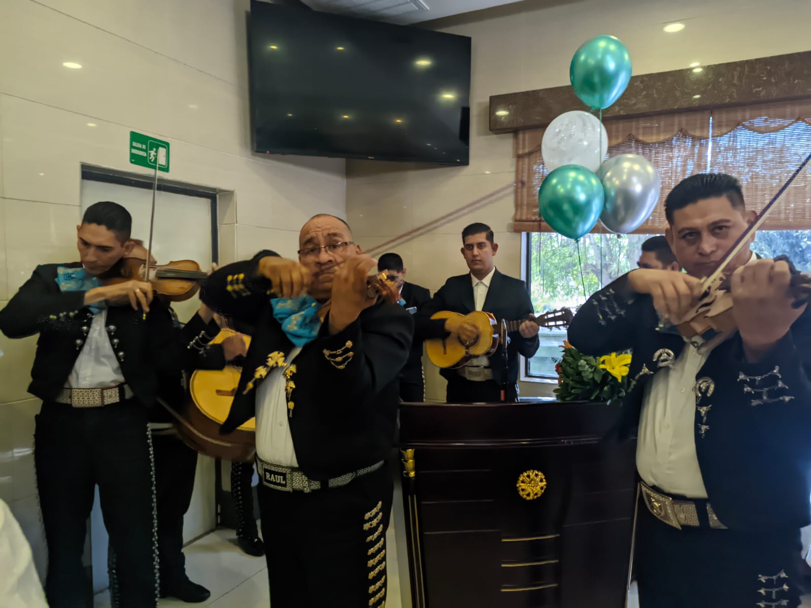 Mariachi amenizando la celebración