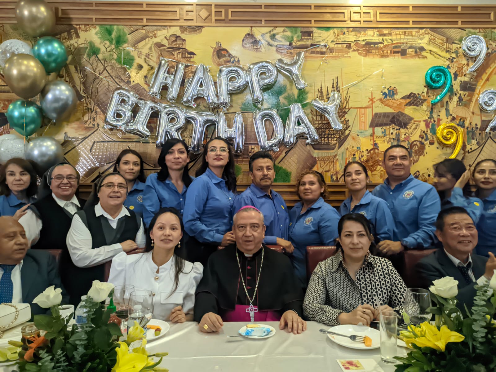 Arzobispo Francisco Moreno con sus invitados