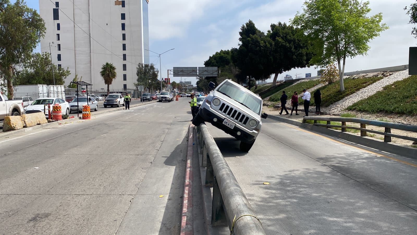 Camioneta marca Jeep, modelo Patriot, color gris.