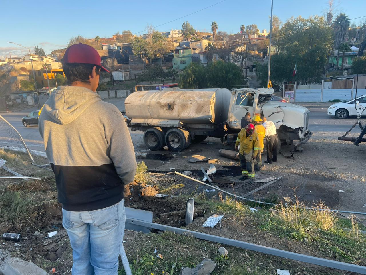 Pipa de Agua se voltea en Bulevar Rosas Magallón