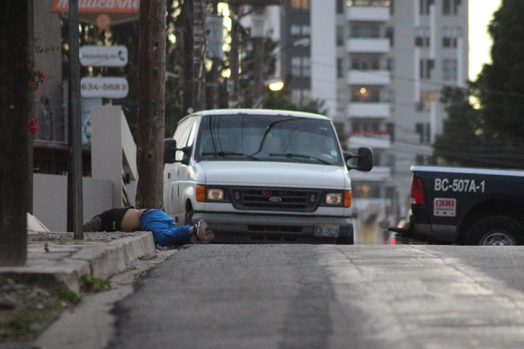 Fue arrojado desde un carro en movimiento