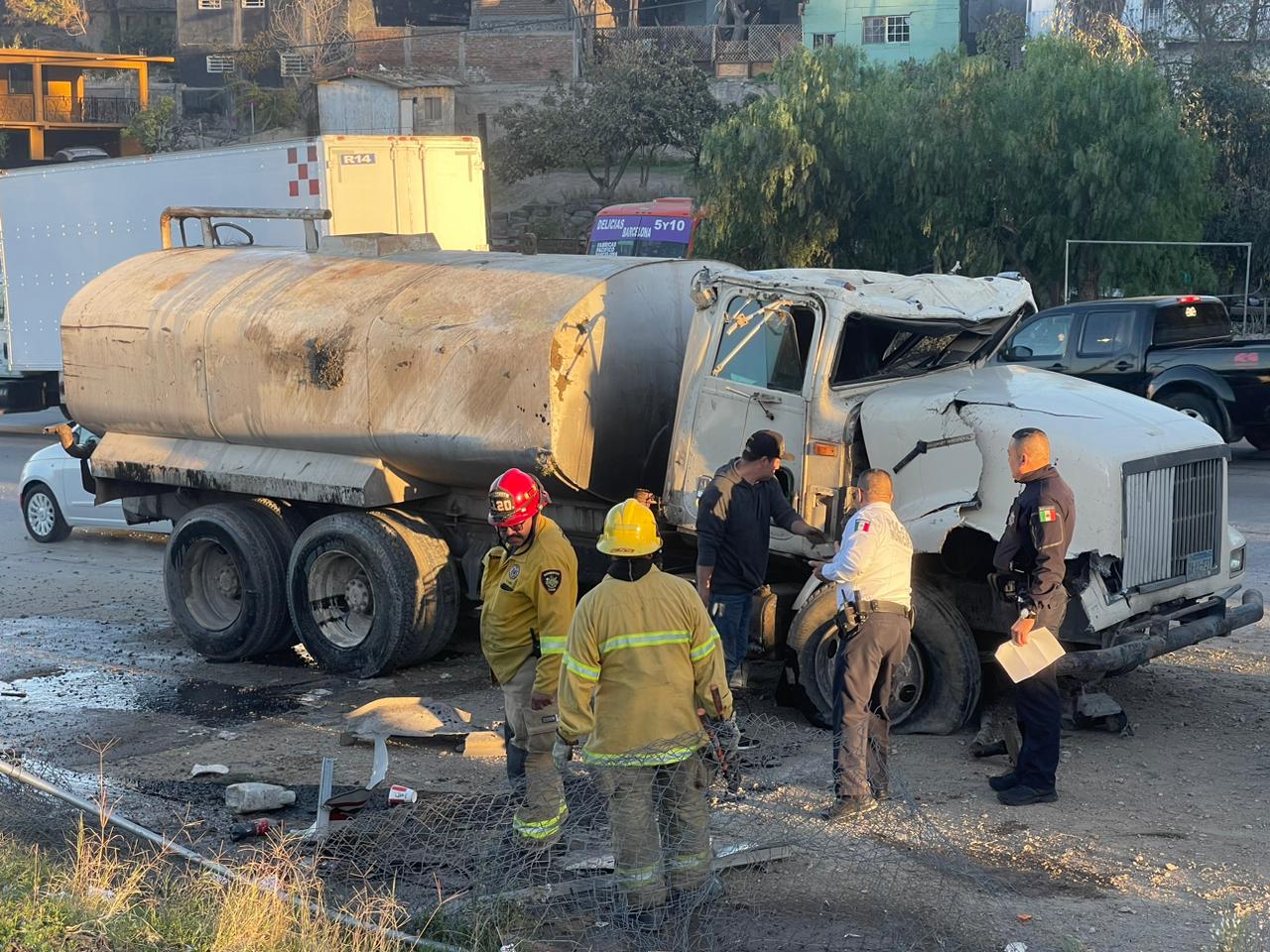 Pipa de Agua se voltea en Bulevar Rosas Magallón