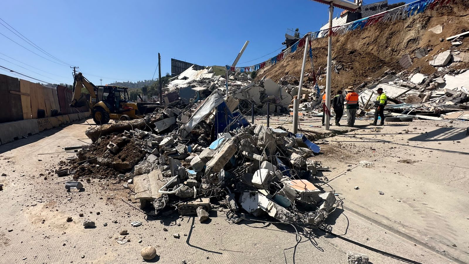 Trabaja Ayuntamiento en limpieza del colapso en La Sierra