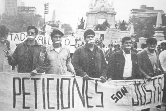 Marcha del silencio: una de las más concurridas y llamativas, pues los estudiantes se tapaban la boca y llevaban velas sin hacer ruido.