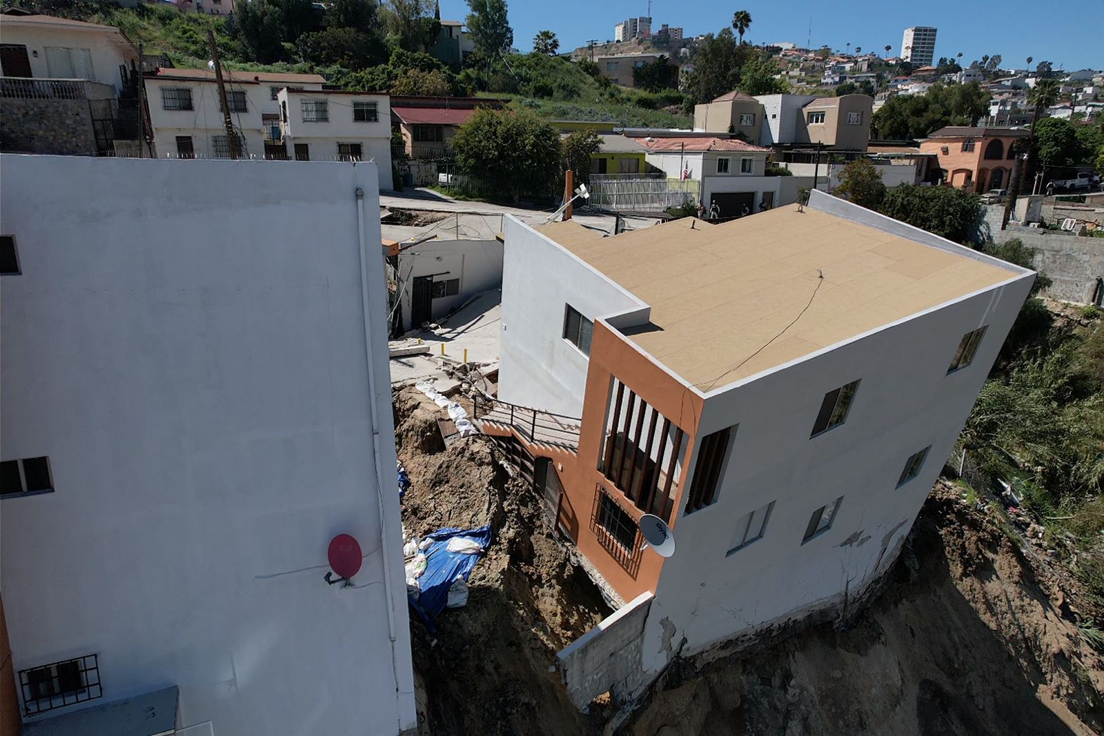 Tras cuatros días, edificios de La Sierra resisten