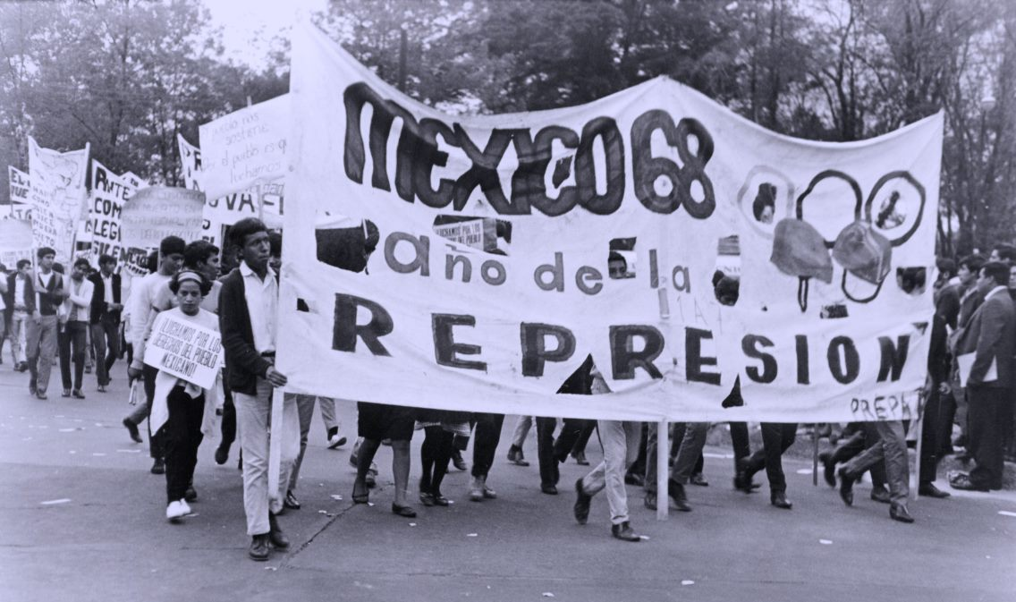 Jóvenes protestantes "México 68, año de la represión"