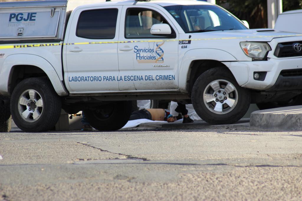 Servicios Periciales y al fondo puede observarse a la victima