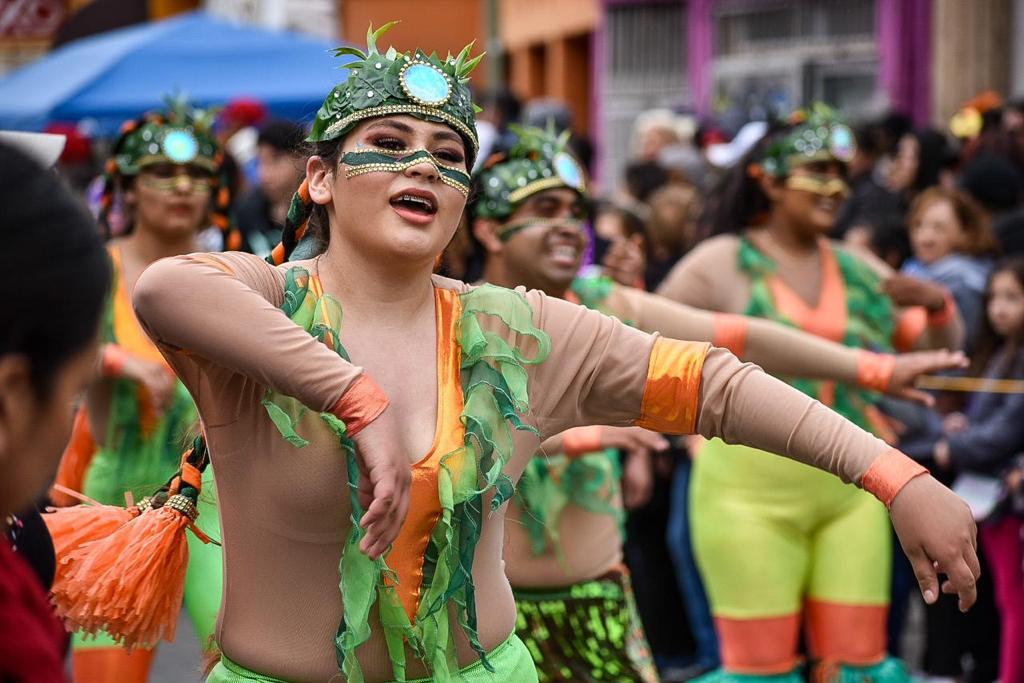 Los vestuarios de los participantes estuvieron llenos de colores radiantes y llamativos