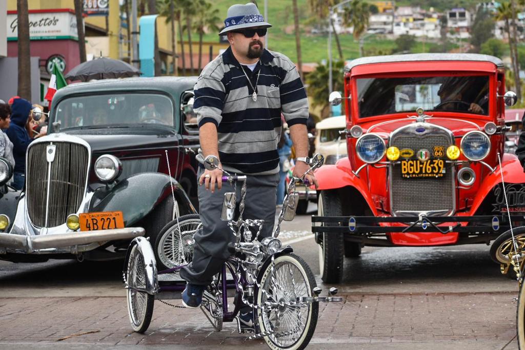 Algunos vehículos clásicos estuvieron presentes durante el carnaval