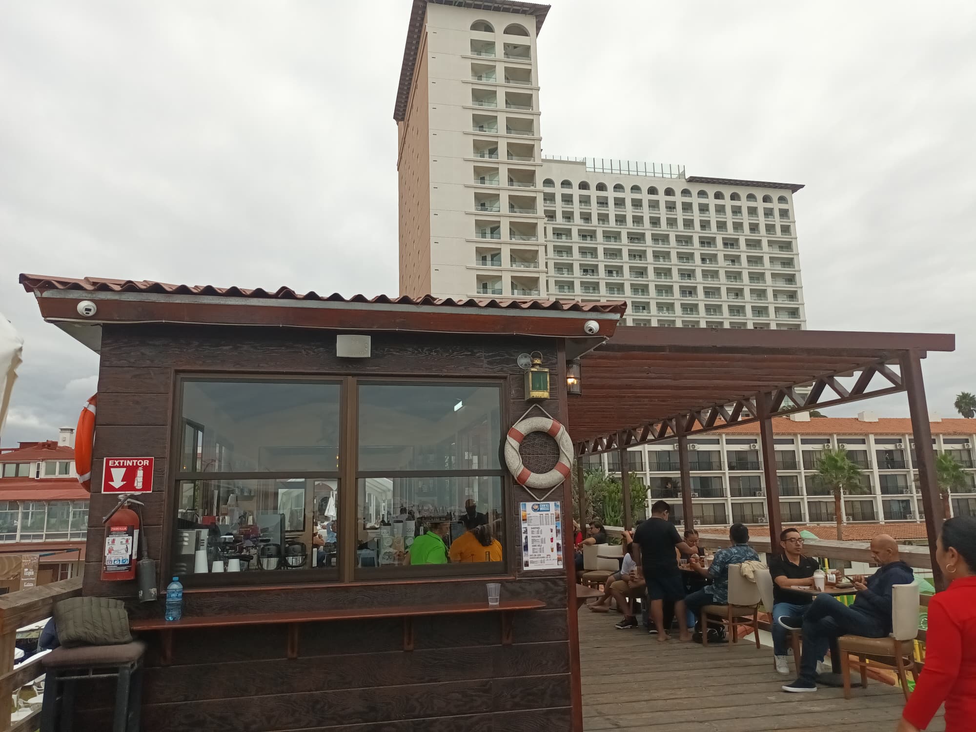 Café en el muelle