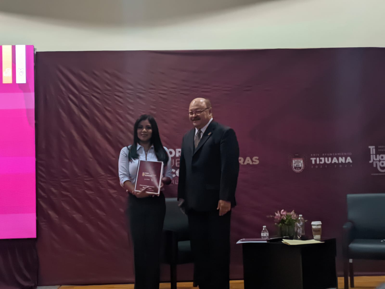 Alcaldesa de Tijuana, Montserrat Caballero y el Dr. Alejandro Mungaray Langarda, en el foro de “Cuent4s claras”