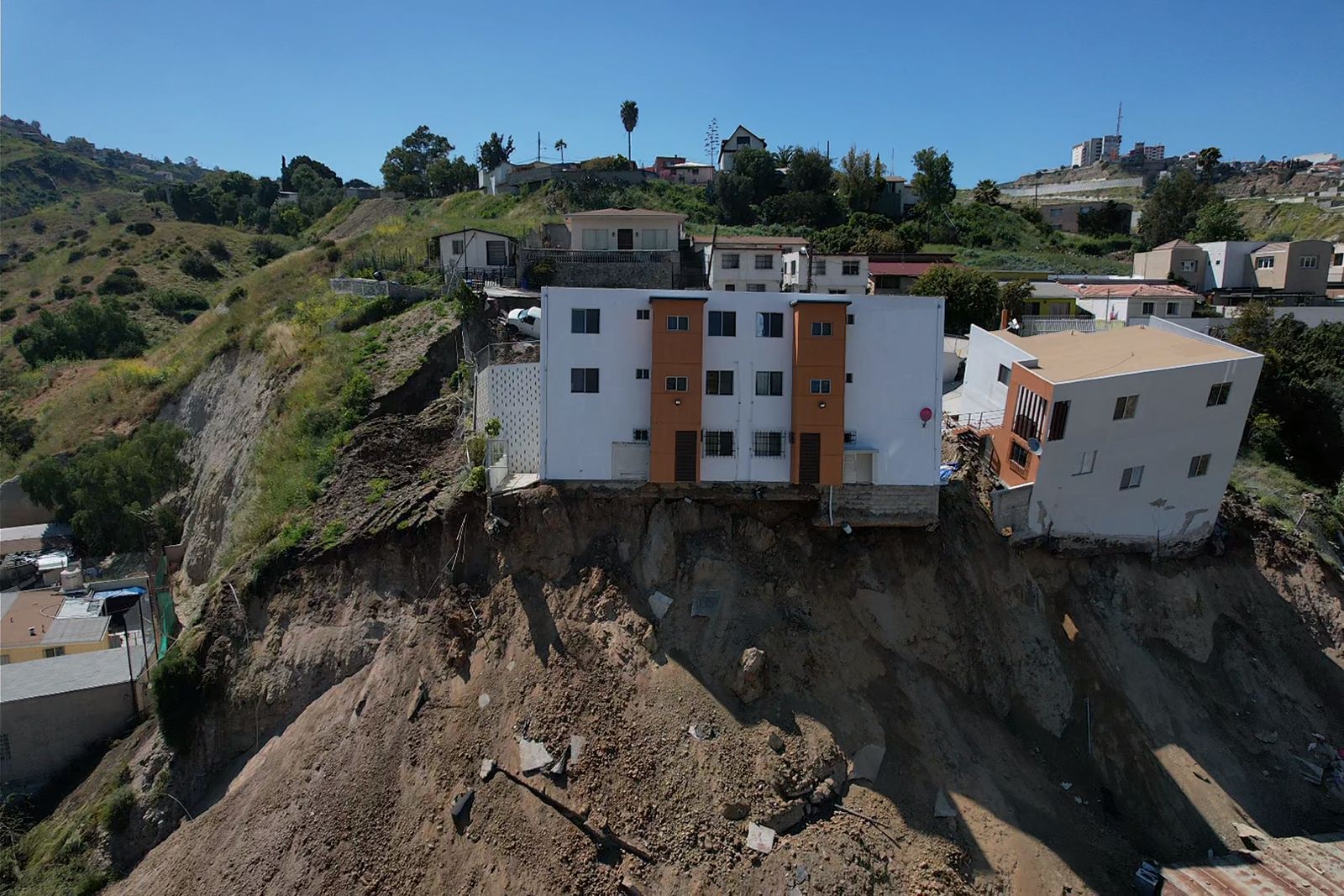 Tras cuatros días, edificios de La Sierra resisten