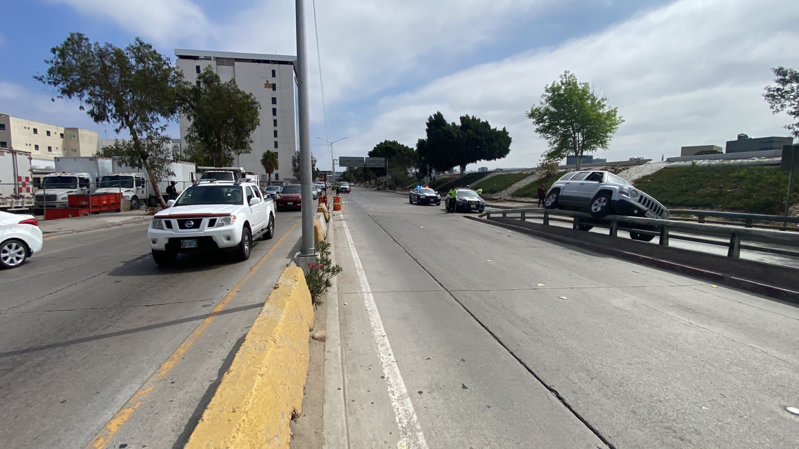 El auto quedó atascado sobre la Vía Rápida Oriente, en el Puente vehicular con destino Ensenada/Rosarito.