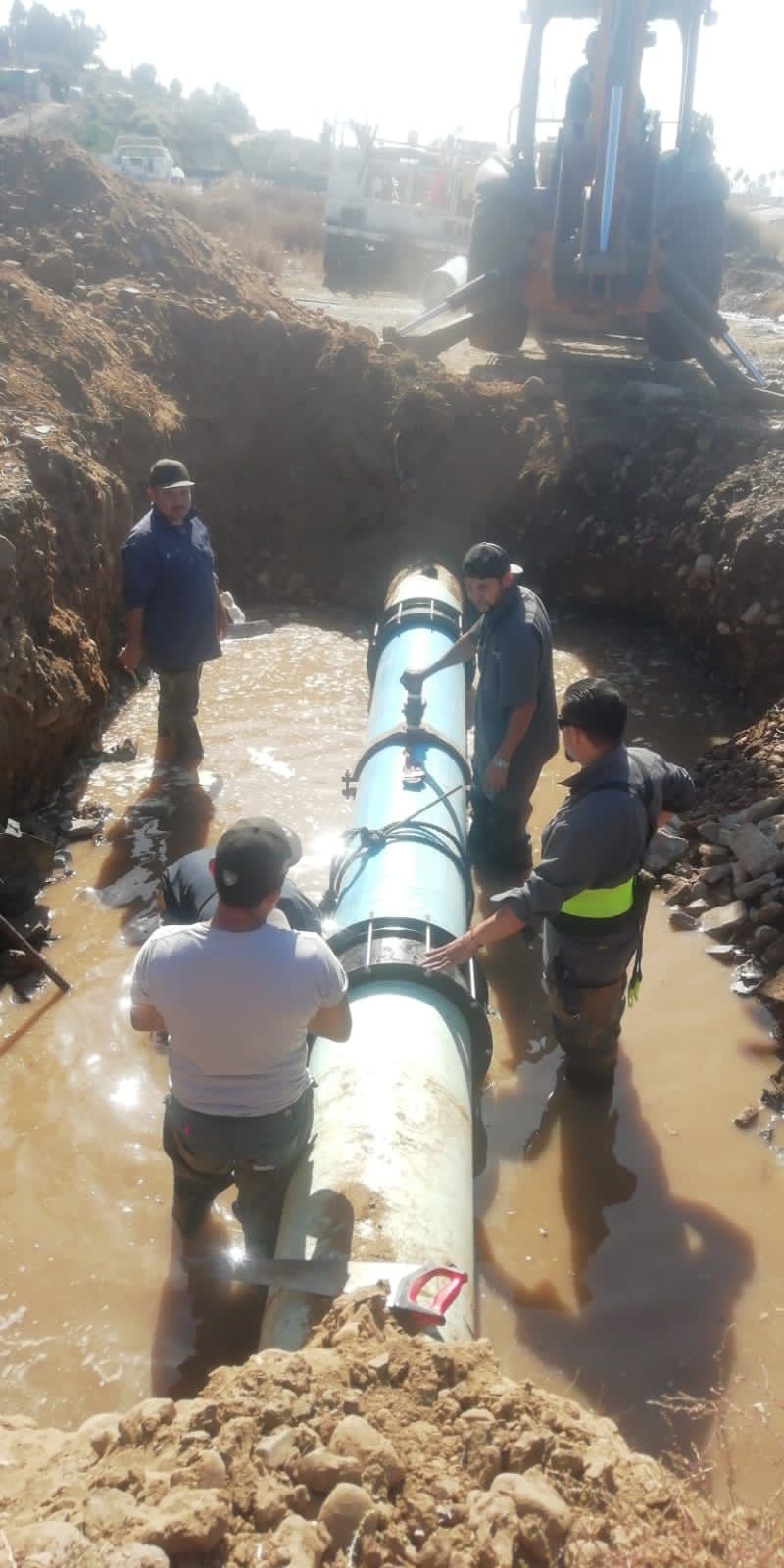 Elementos de la Cepst reparando la fuga