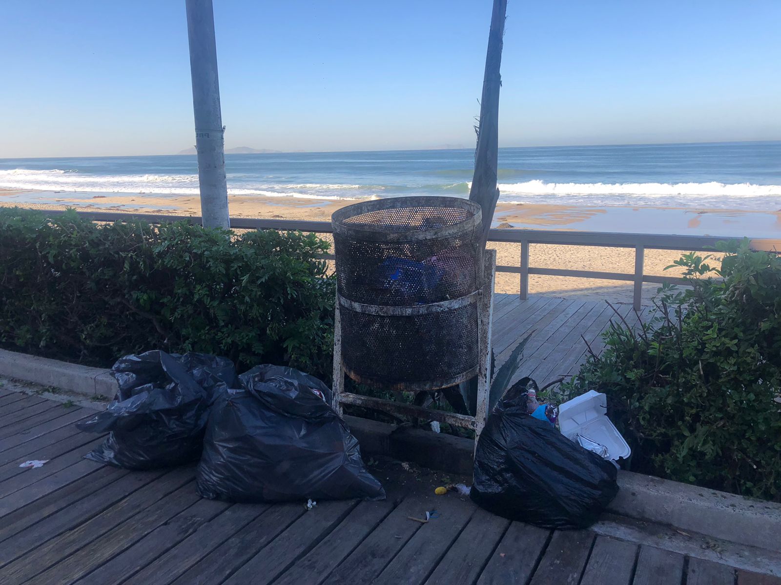 Basura acumulada cerca del letrero